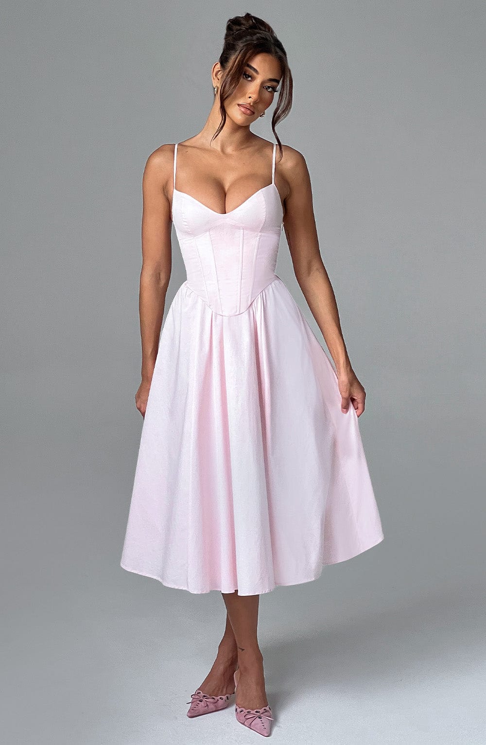 Wrenna - Elegant Waist-Cinched Sleeveless Midi Dress