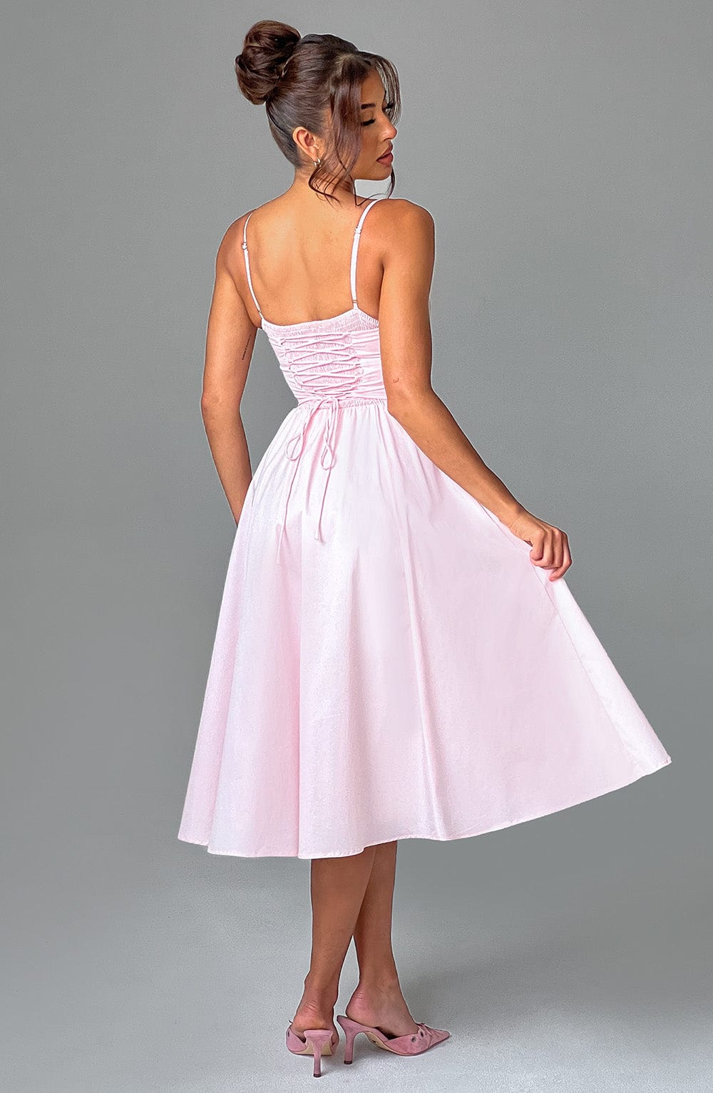Wrenna - Elegant Waist-Cinched Sleeveless Midi Dress