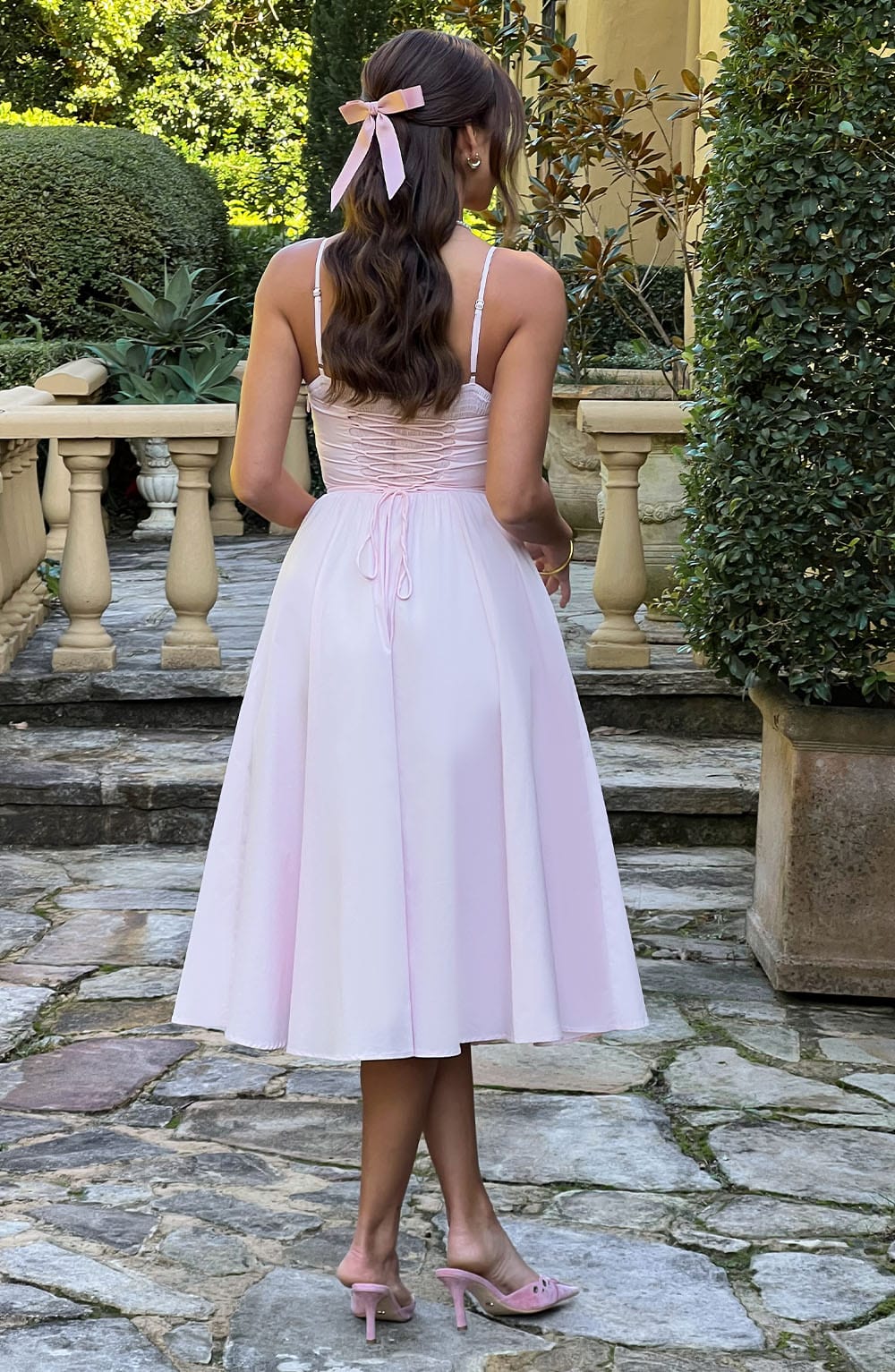 Wrenna - Elegant Waist-Cinched Sleeveless Midi Dress