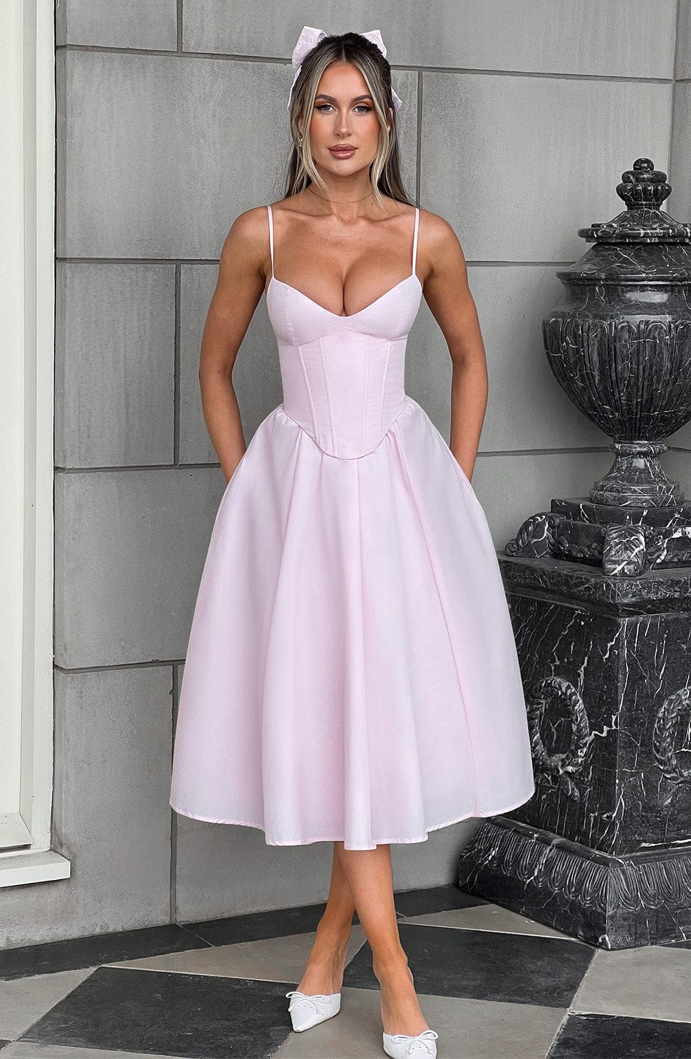 Wrenna - Elegant Waist-Cinched Sleeveless Midi Dress