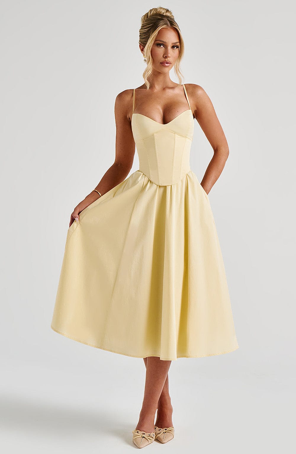 Wrenna - Elegant Waist-Cinched Sleeveless Midi Dress