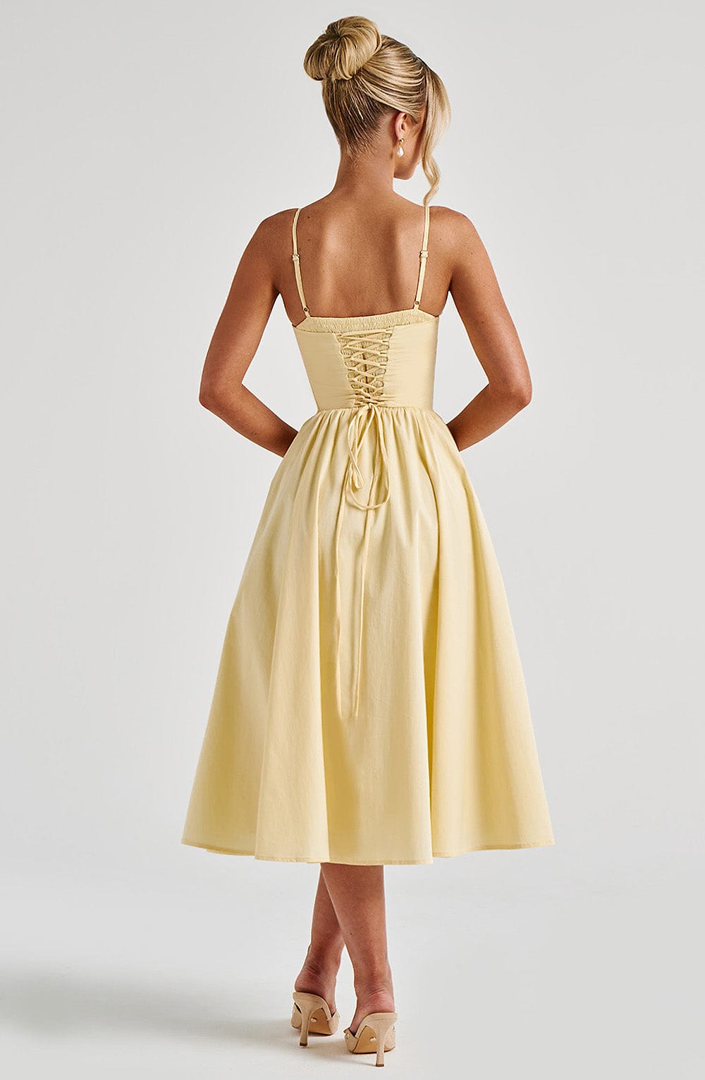 Wrenna - Elegant Waist-Cinched Sleeveless Midi Dress